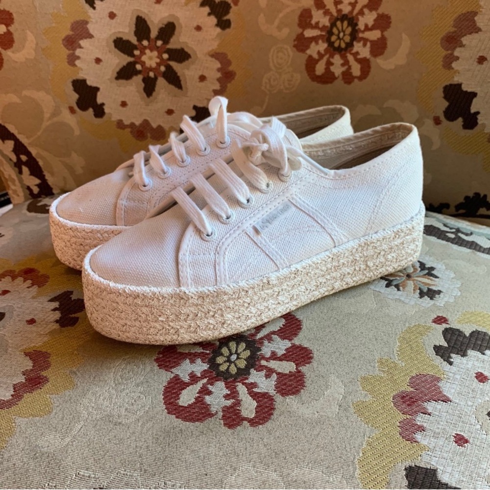 Great condition, worn once, slight discoloration on the left shoe at the tip